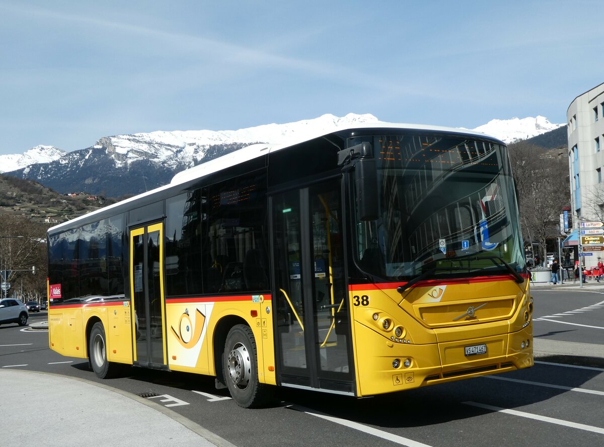 (247'268) - PostAuto Wallis - Nr. 38/VS 471'467/PID 10'868 - Volvo am 16. Mrz 2023 beim Bahnhof Sion