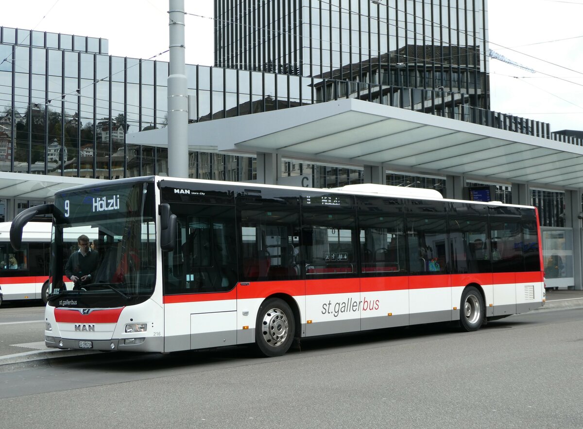 (248'415) - St. Gallerbus, St. Gallen - Nr. 216/SG 198'216 - MAN am 13. April 2023 beim Bahnhof St. Gallen