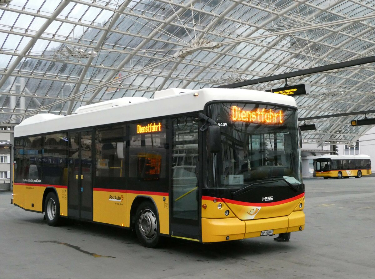 (248'735) - PostAuto Graubnden - GR 86'897/PID 5405 - Scania/Hess am 16. April 2023 in Chur, Postautostation
