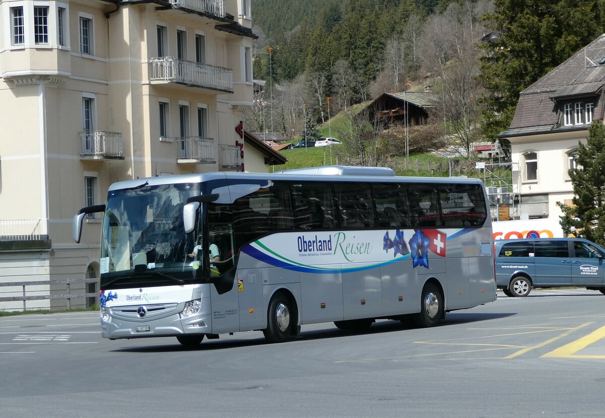 (248'787) - Oberland Reisen, Thun - Nr. 44/BE 387'289 - Mercedes am 18. April 2023 beim Bahnhof Grindelwald