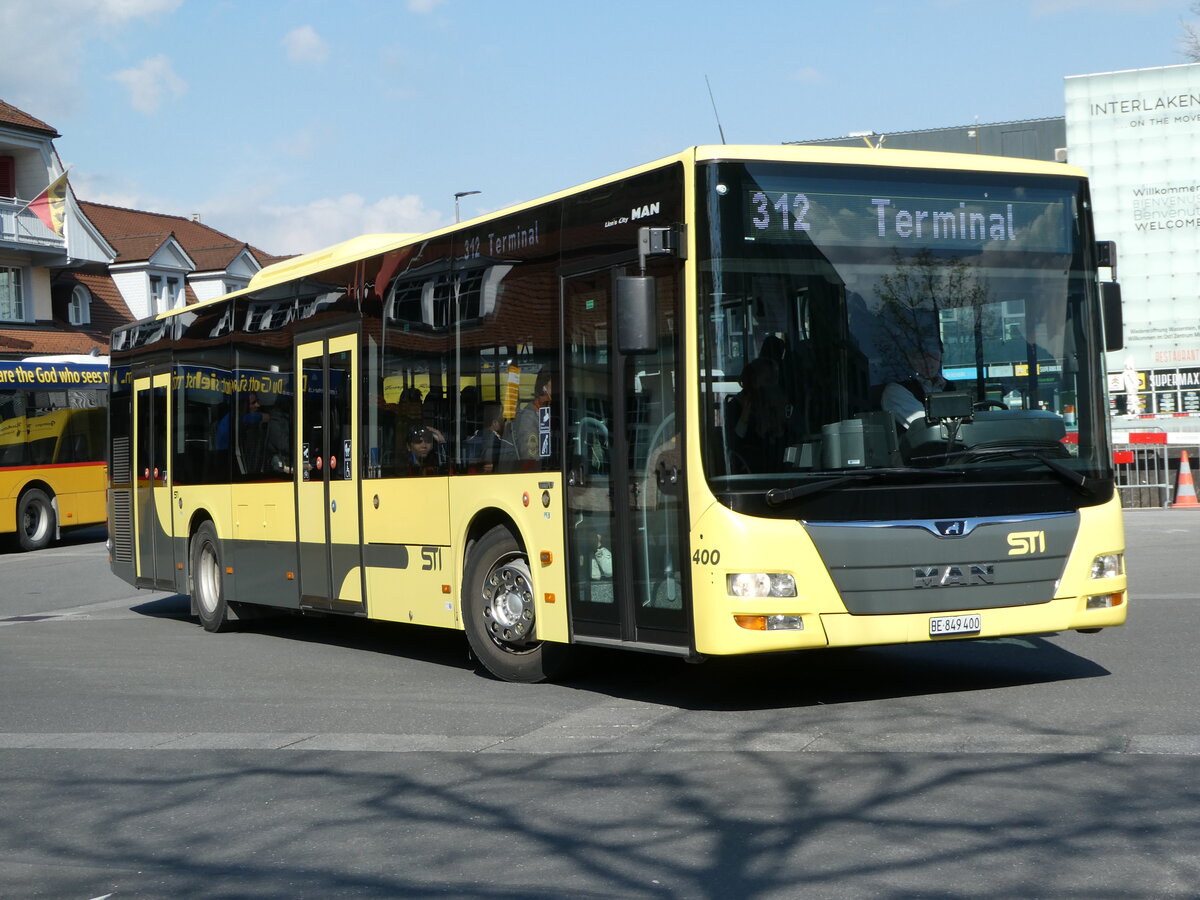 (248'903) - STI Thun - Nr. 400/BE 849'400 - MAN am 19. April 2023 beim Bahnhof Interlaken Ost