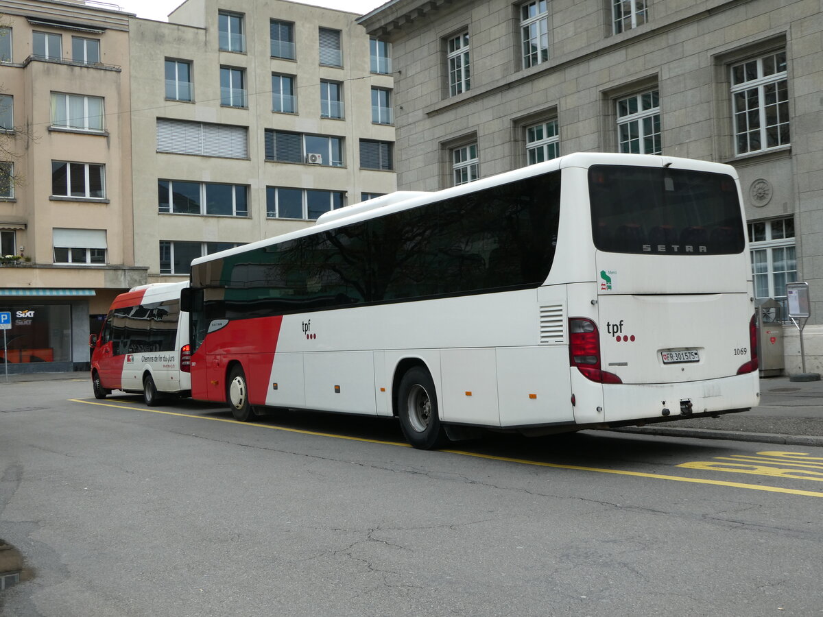 (249'023) - TPF Fribourg - Nr. 1069/FR 301'575 - Setra (ex CJ Tramelan Nr. 122) am 22. April 2023 beim Bahnhof Biel