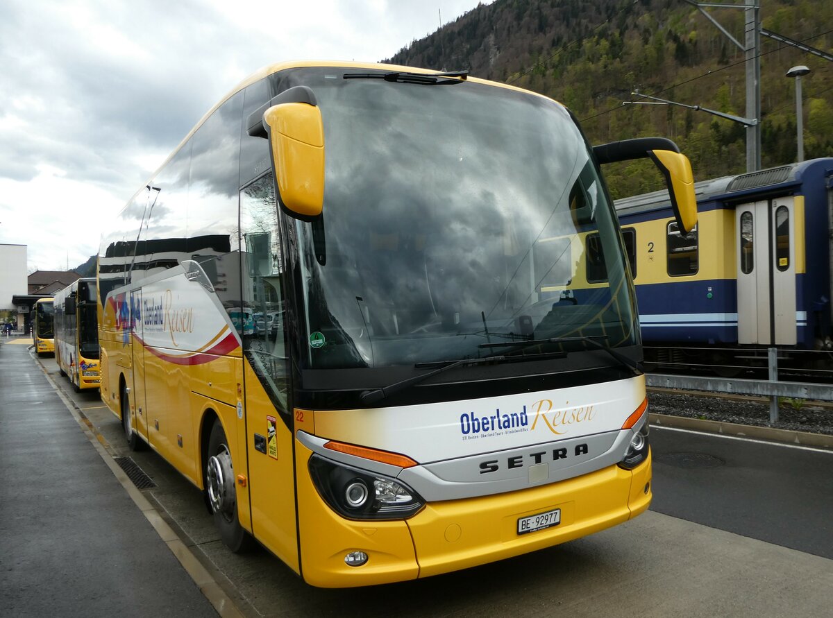 (249'167) - Oberland Reisen, Thun - Nr. 22/BE 92'977 - Setra (ex AVG Grindelwald Nr. 22) am 28. April 2023 beim Bahnhof Interlaken Ost