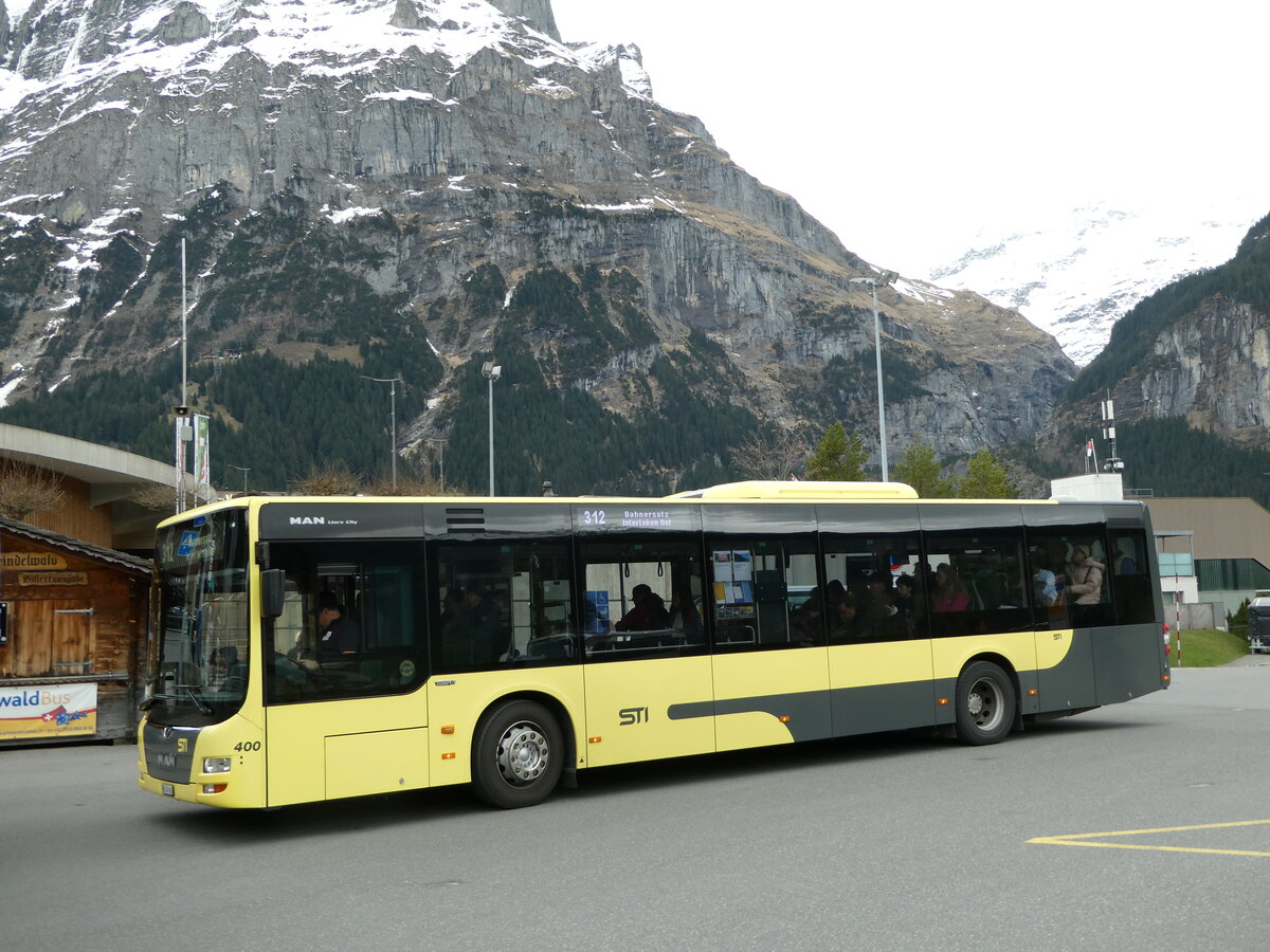 (249'208) - STI Thun - Nr. 400/BE 849'400 - MAN am 28. April 2023 beim Bahnhof Grindelwald
