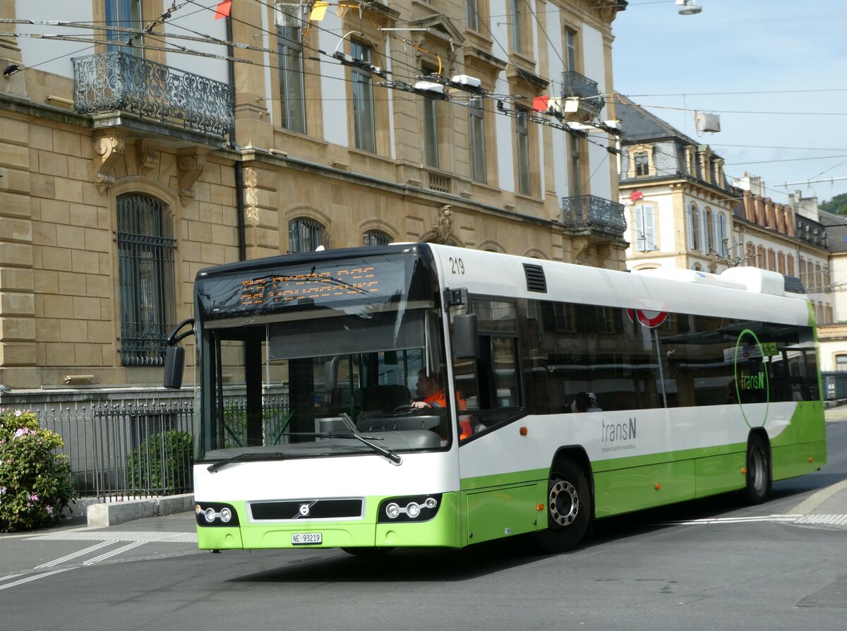 (249'583) - transN, La Chaux-de-Fonds - Nr. 219/NE 93'219 - Volvo (ex TN Neuchtel Nr. 219) am 5. Mai 2023 in Neuchtel, Place Pury