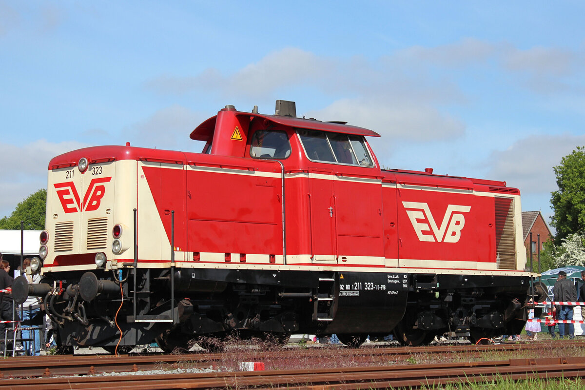 25 Jahre Moorexpress: Fahrzeugausstellung mit EVB 211 323-1 am 10.05.2025 in Gnarrenburg.