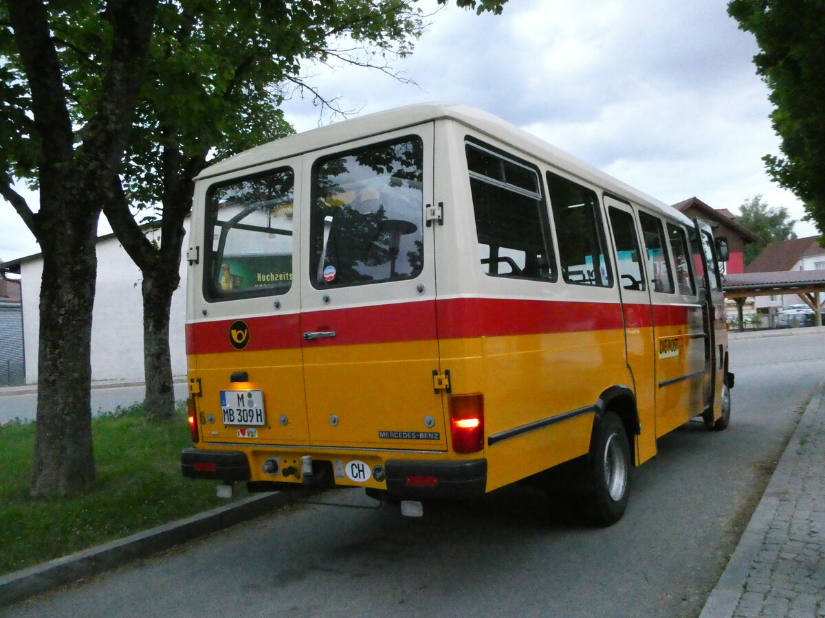 (251'062) - Hahn, Mnchen - Nr. 6/M-MB 309H - Mercedes (ex Mller, CH-Ennetmoos Nr. 6; ex Portenier, CH-Adelboden Nr. 6; ex Geiger, CH-Adelboden Nr. 6) am 4. Juni 2023 beim Bahnhof Landau