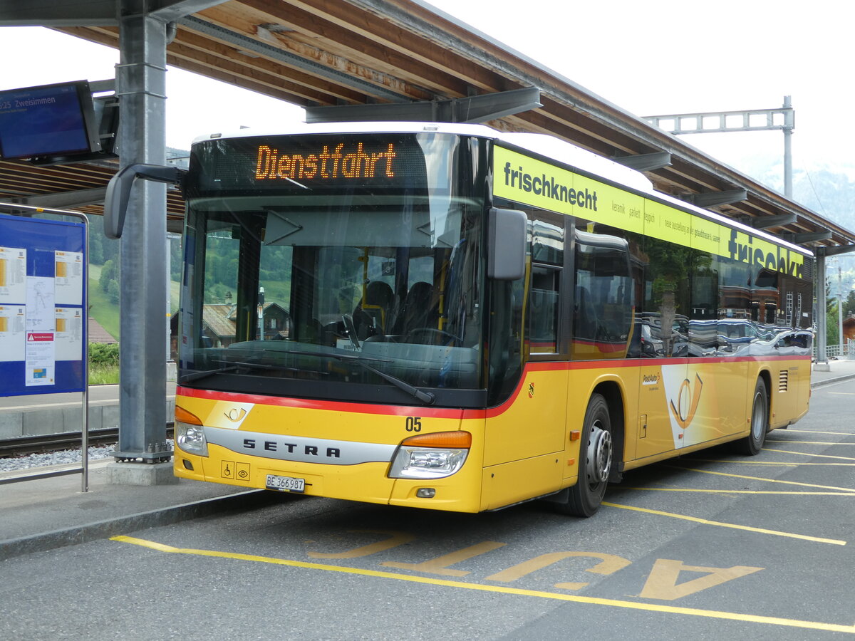 (251'144) - Kbli, Gstaad - Nr. 5/BE 366'987/PID 5425 - Setra am 6. Juni 2023 beim Bahnhof Gstaad