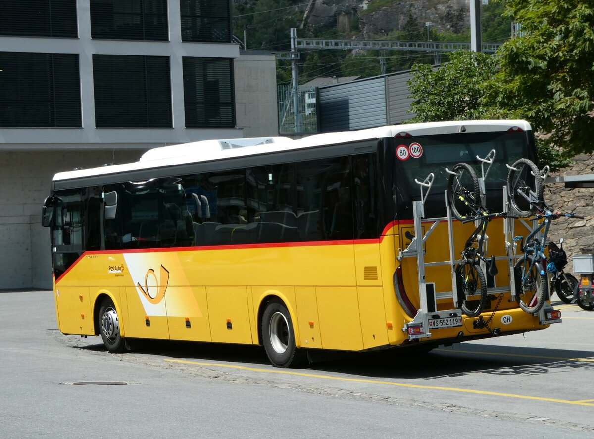 (251'238) - PostAuto Wallis - VS 552'119/PID 11'908 - Iveco am 9. Juni 2023 beim Bahnhof Brig