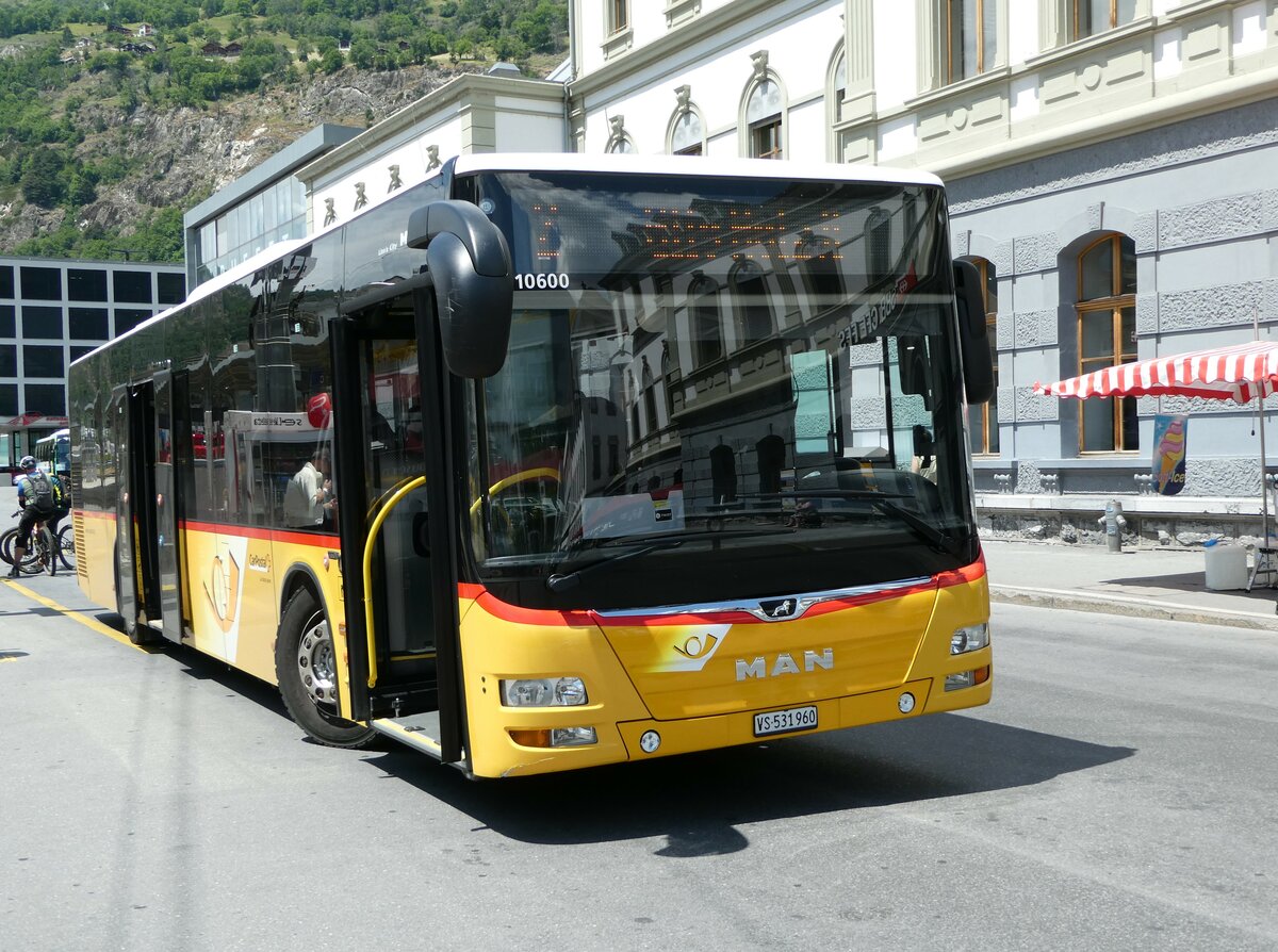 (251'241) - PostAuto Wallis - VS 531'960/PID 10'600 - MAN (ex CarPostal Ouest) am 9. Juni 2023 beim Bahnhof Brig