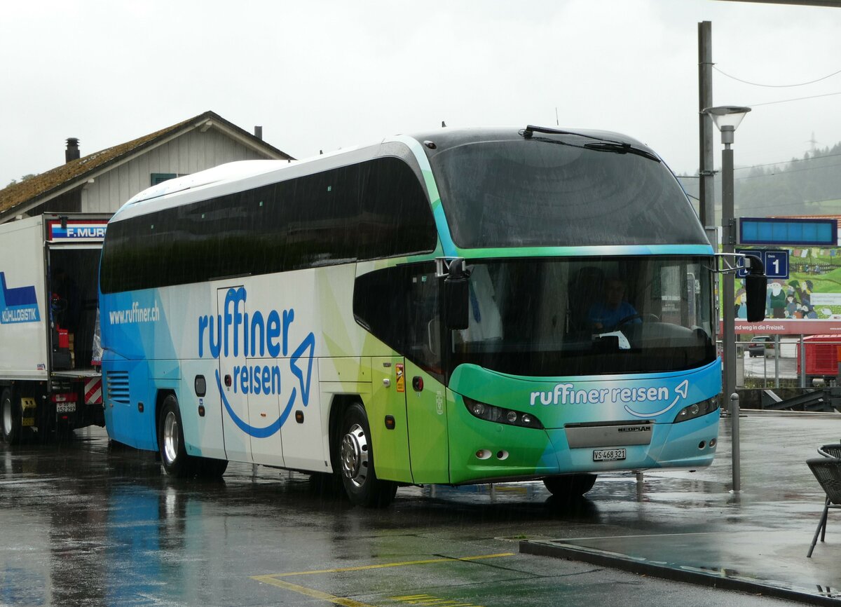 (252'978) - Ruffiner, Turtmann - VS 468'321 - Neoplan am 25. Juli 2023 beim Bahnhof Meiringen