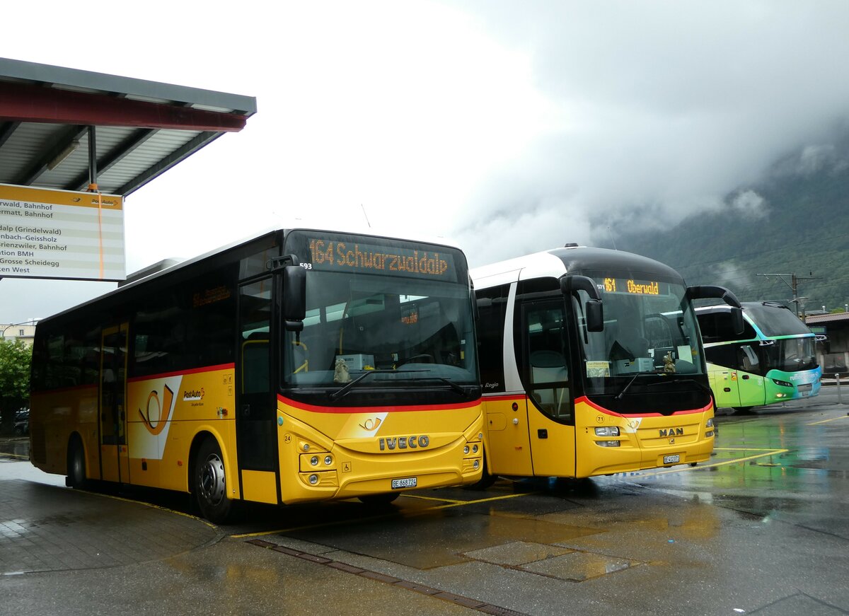 (252'979) - Flck, Brienz - Nr. 24/BE 868'724/PID 11'593 - Iveco am 25. Juli 2023 in Meiringen, Postautostation