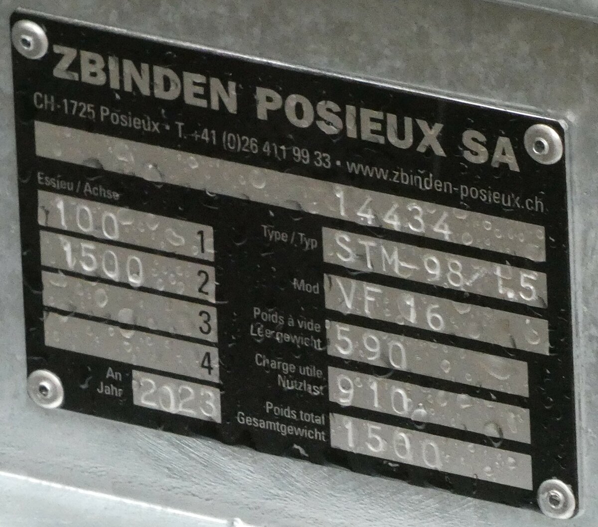 (252'987) - Typenschild - PostAuto Bern - am 25. Juli 2023 in Meiringen, Postautostation