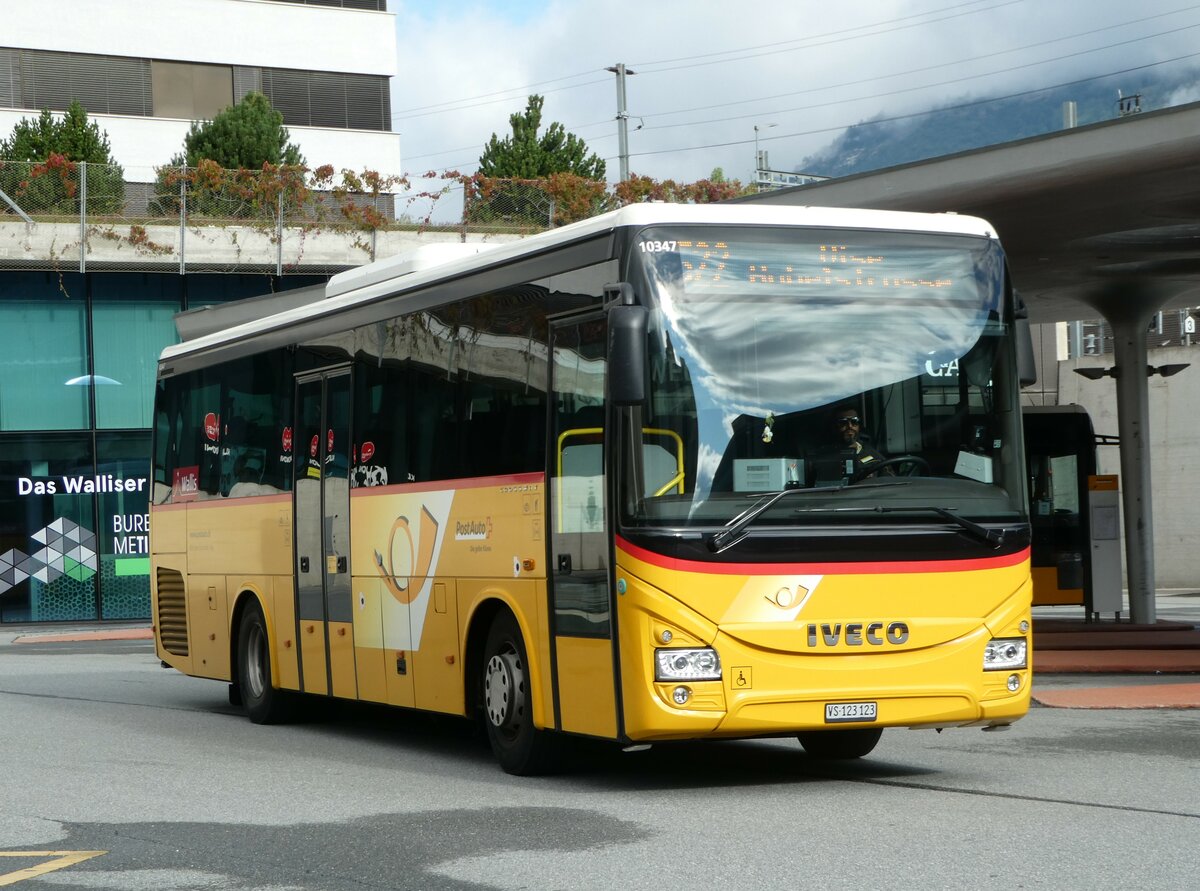 (253'172) - BUS-trans, Visp - VS 123'123/PID 10'347 - Iveco am 30. Juli 2023 beim Bahnhof Visp