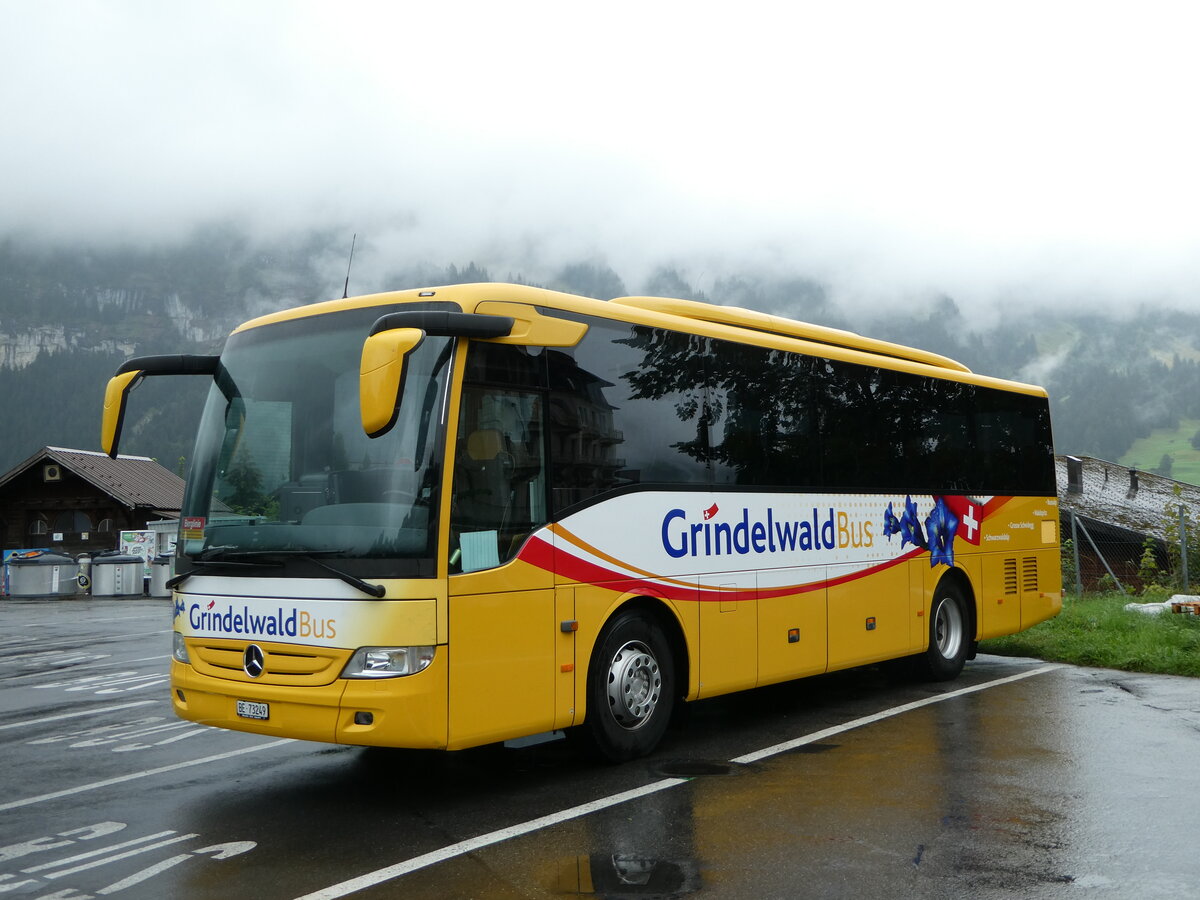 (253'382) - Grindelwaldbus, Grindelwald - Nr. 25/BE 73'249 - Mercedes am 5. August 2023 beim Bahnhof Grindelwald