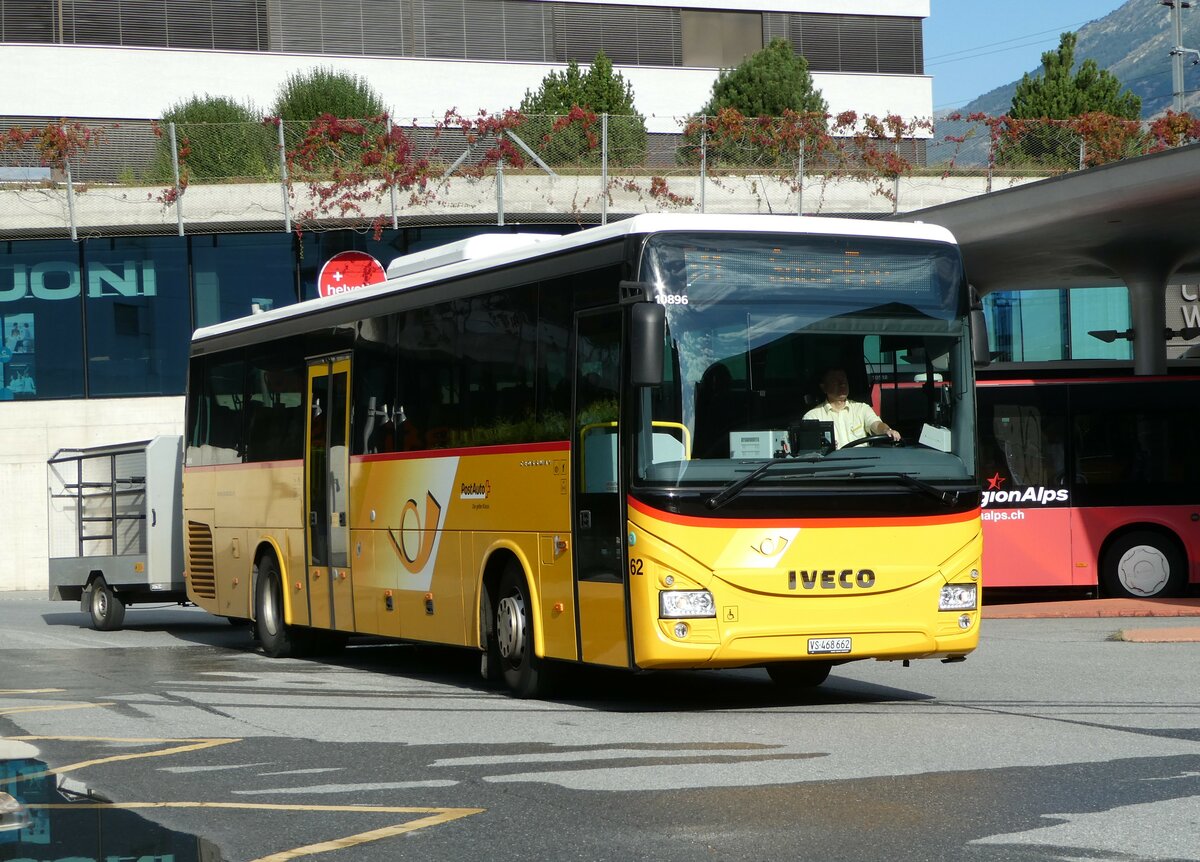 (253'820) - PostAuto Wallis - VS 468'662/PID 10'896 - Iveco (ex Zerzuben, Visp-Eyholz Nr. 62) am 15. August 2023 beim Bahnhof Visp