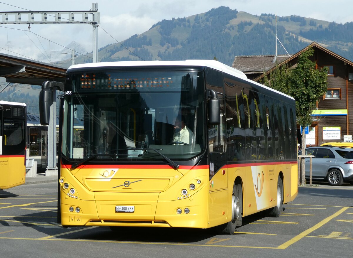 (254'245) - Kbli, Gstaad - BE 308'737/PID 11'458 - Volvo am 26. August 2023 beim Bahnhof Gstaad