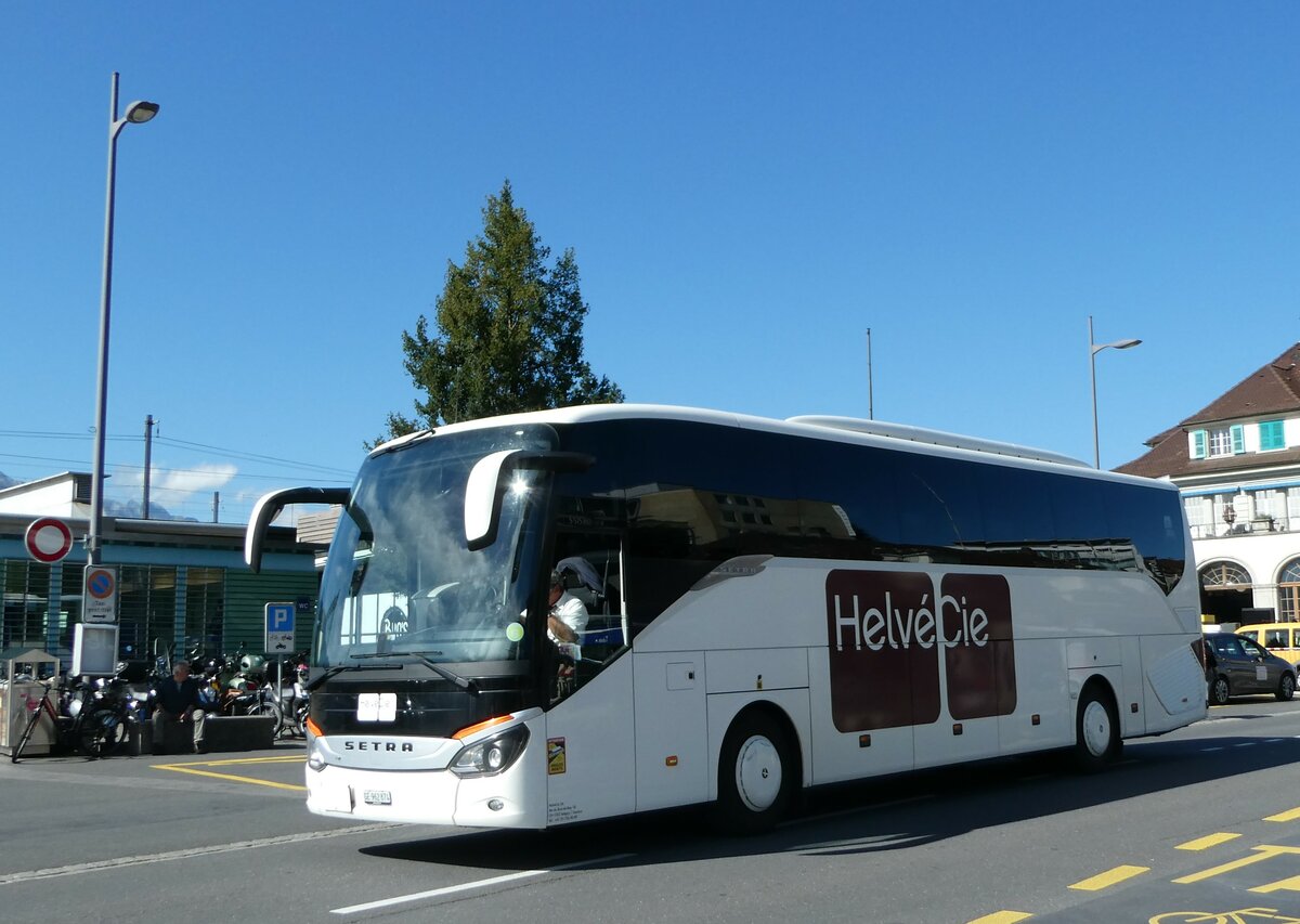 (255'446) - HelvCie, Satigny - Nr. 31'081/GE 962'874 - Setra am 20. September 2023 beim Bahnhof Thun