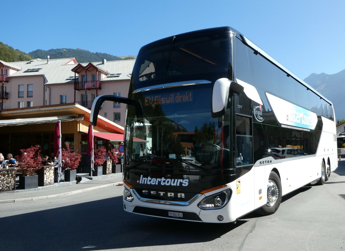 (255'820) - Intertours, Domdidier - FR 300'651 - Setra am 2. Oktober 2023 beim Bahnhof Meiringen