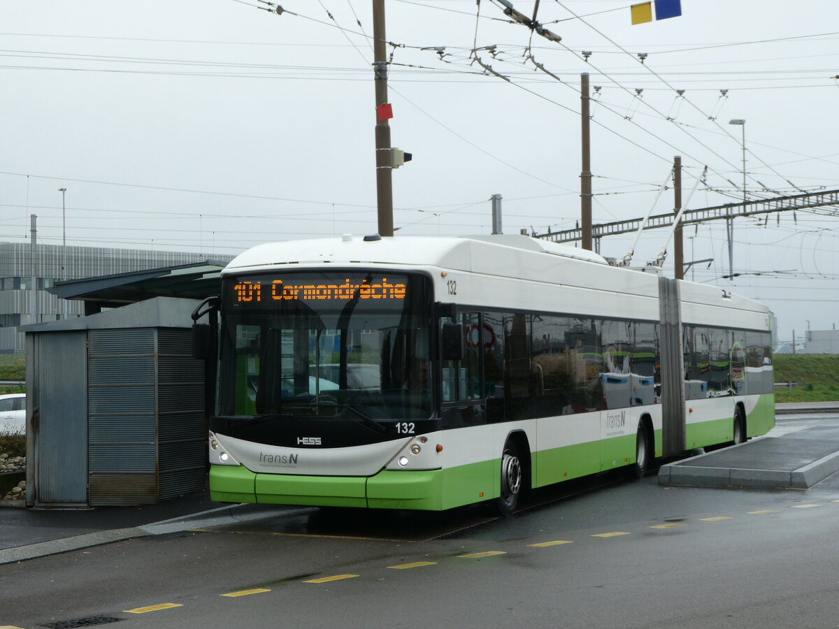 (256'202) - transN, La Chaux-de-Fonds - Nr. 132 - Hess/Hess Gelenktrolleybus (ex TN Neuchtel Nr. 132) am 19. Oktober 2023 beim Bahnhof Marin-pagnier