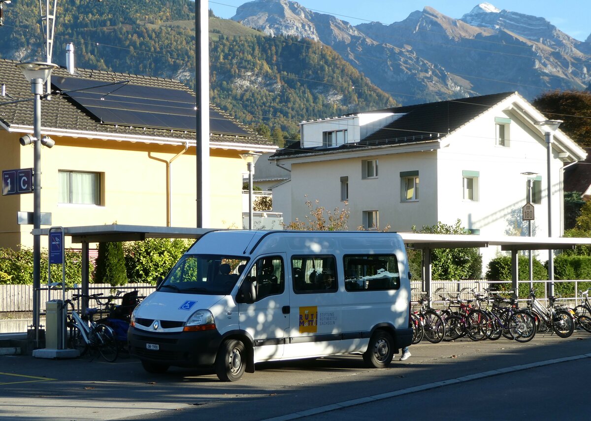 (256'525) - Stiftung Rtimattli, Sachseln - OW 1900 - Renault am 28. Oktober 2023 beim Bahnhof Sarnen