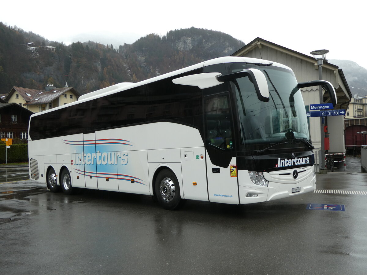 (257'317) - Intertours, Domdidier - FR 300'497 - Mercedes am 1. Dezember 2023 beim Bahnhof Meiringen