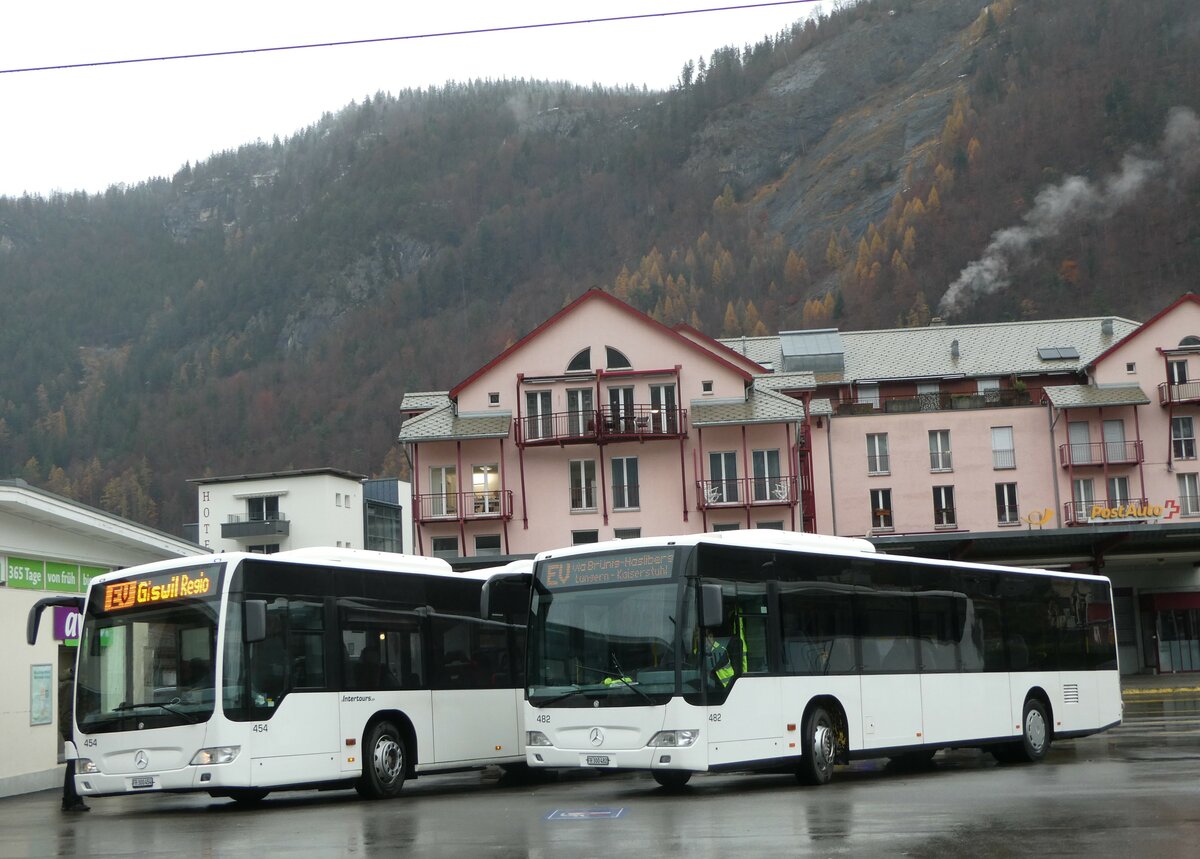 (257'324) - Intertours, Domdidier - Nr. 482/FR 300'482 - Mercedes (ex PostAuto Bern Nr. 9/PID 4560; ex Klopfstein, Laupen Nr. 9) am 1. Dezember 2023 beim Bahnhof Meiringen