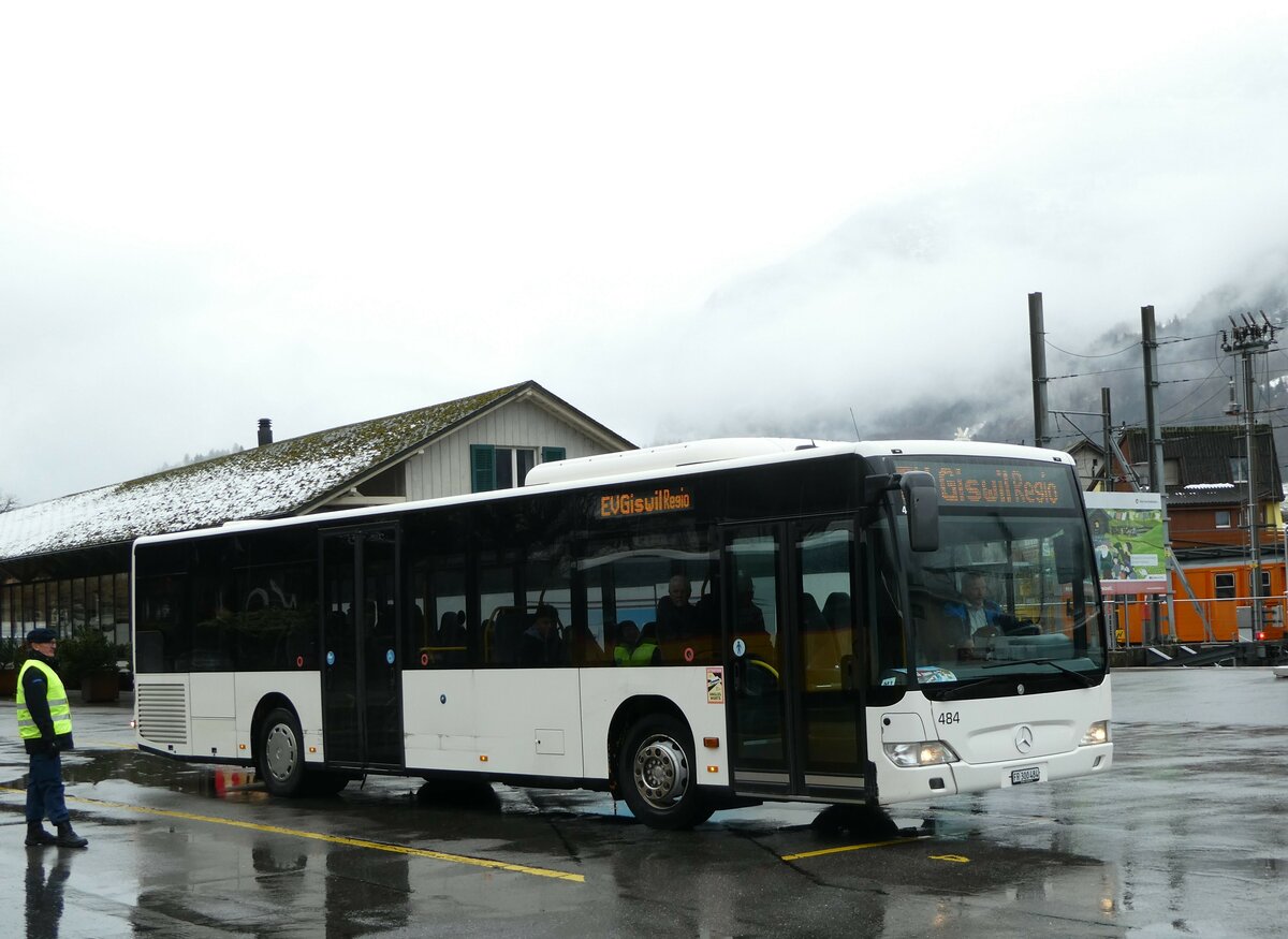(257'340) - Intertours, Domdidier - Nr. 484/FR 300'484 - Mercedes (ex PostAuto Bern Nr. 1/PID 4561; ex Klopfstein, Laupen Nr. 1) am 1. Dezember 2023 beim Bahnhof Meiringen