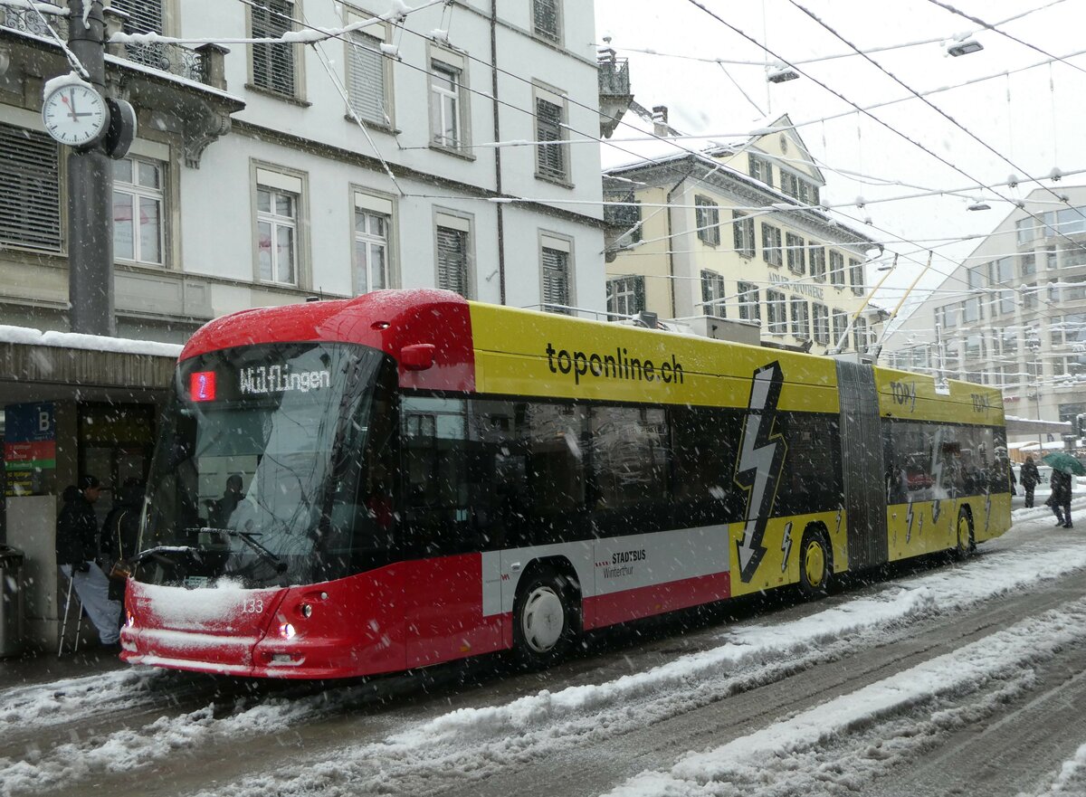(257'377) - SW Winterthur - Nr. 133 - Hess/Hess Gelenktrolleybus am 2. Dezember 2023 beim Hauptbahnhof Winterthur