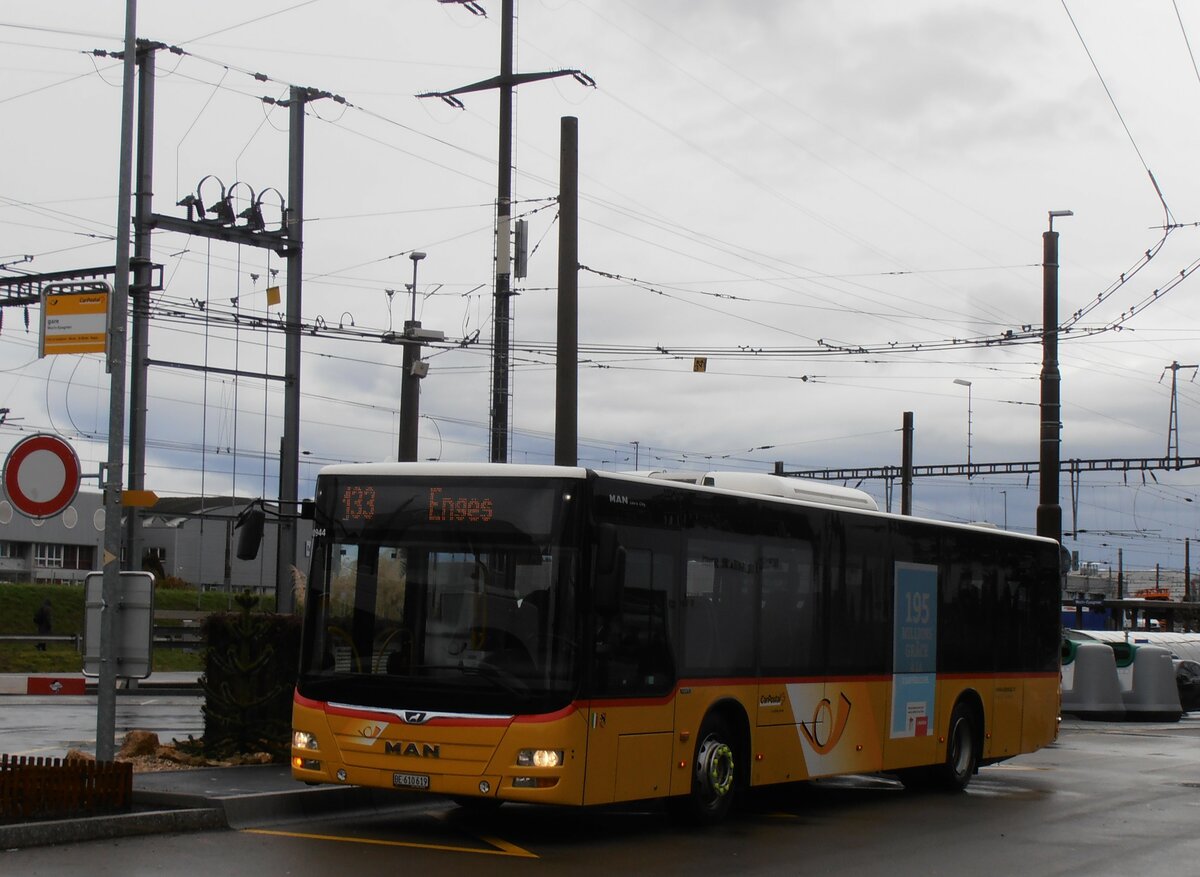 (257'542) - Funi-Car, Biel - Nr. 19/BE 610'619/PID 10'944 - MAN am 11. Dezember 2023 beim Bahnhof Marin-pagnier