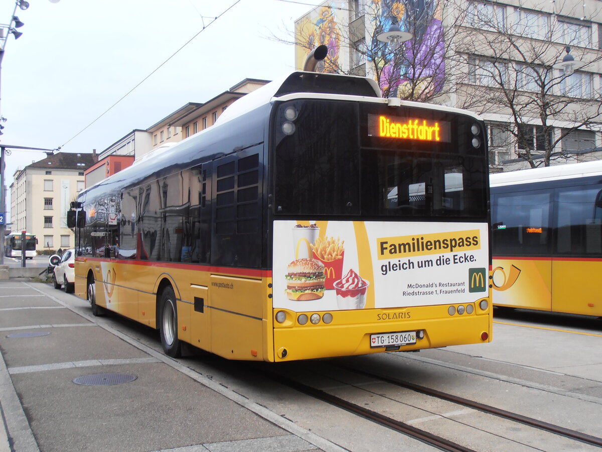 (257'670) - PostAuto Ostschweiz - TG 158'060/PID 10'075 - Solaris am 15. Dezember 2023 beim Bahnhof Frauenfeld