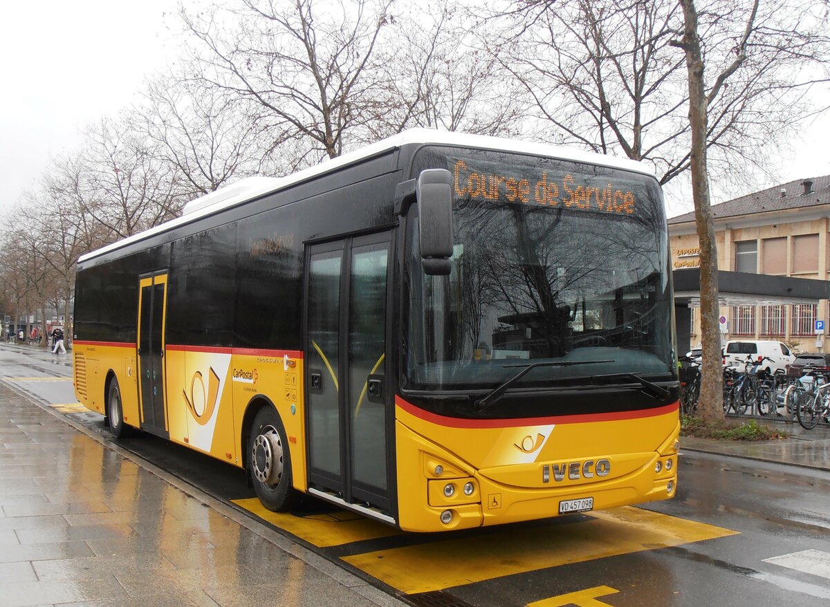 (257'750) - CarPostal Ouest - VD 457'098/PID 11'226 - Iveco am 21. Dezember 2023 beim Bahnhof Yverdon