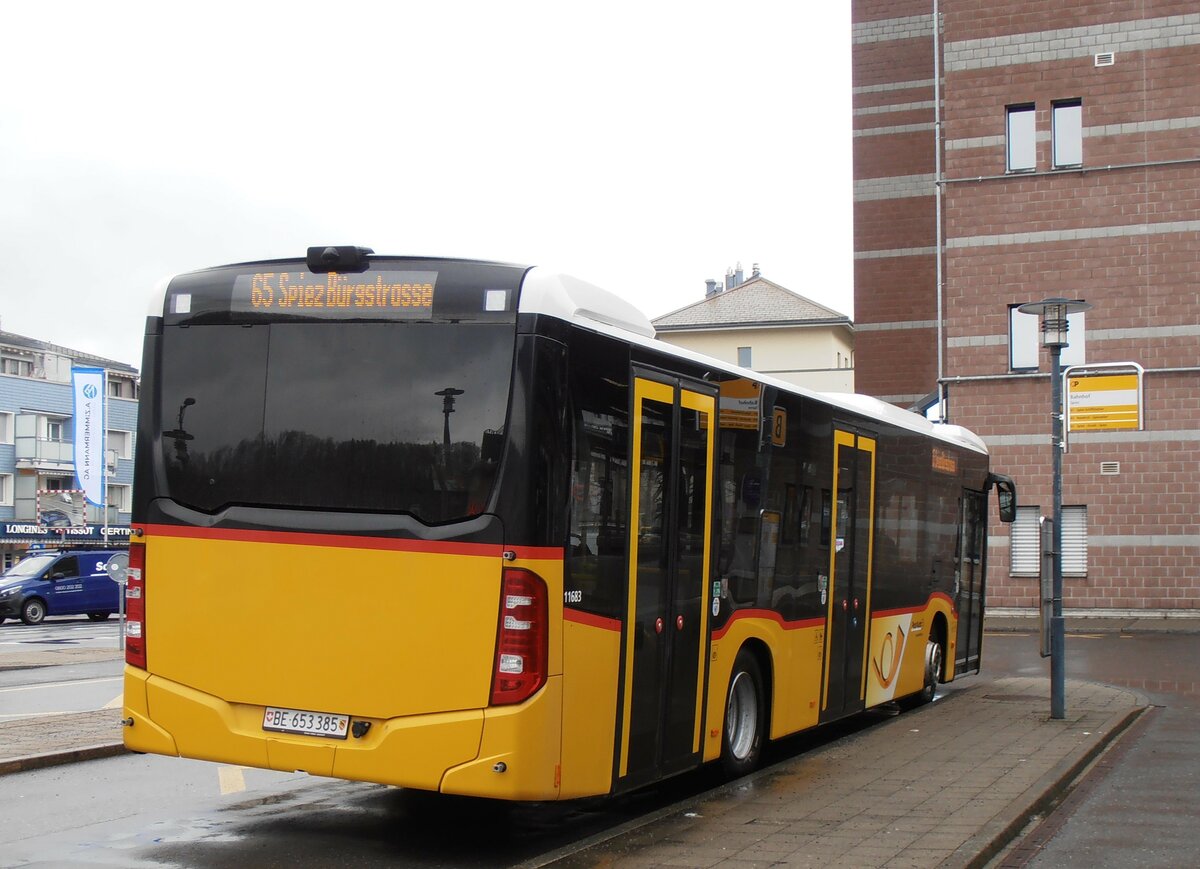 (257'802) - PostAuto Bern - BE 653'385/PID 11'683 - Mercedes am 22. Dezember 2023 beim Bahnhof Spiez