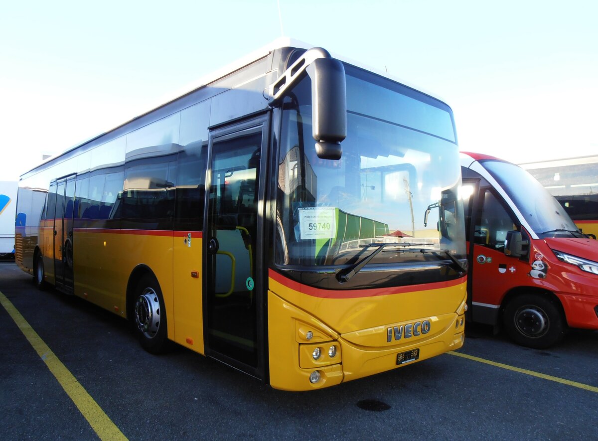 (257'908) - CarPostal Ouest - PID 11'945 - Iveco am 24. Dezember 2023 in Kerzers, Interbus