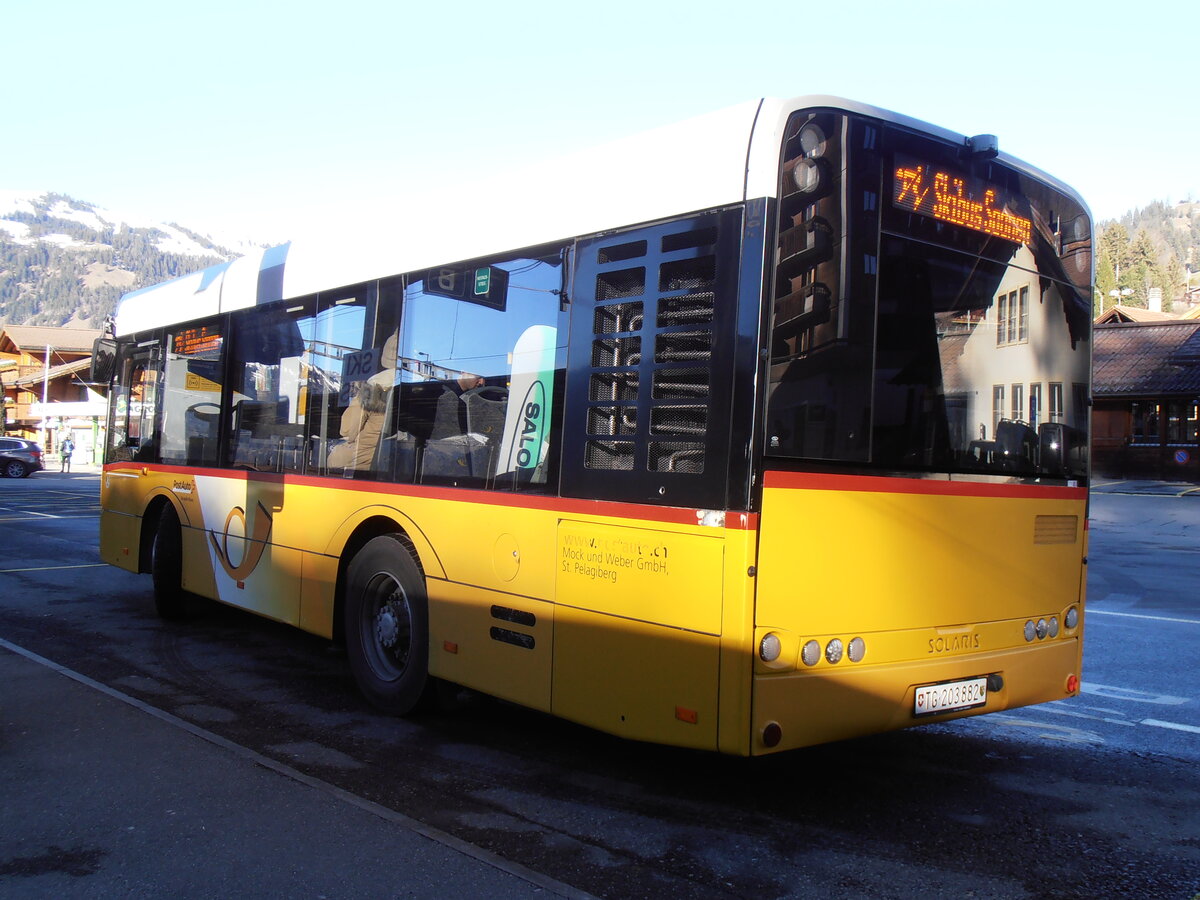 (257'940) - Mock+Weber, St. Pelagiberg - TG 203'882/PID 5565 - Solaris (ex PostAuto Ostschweiz; ex PostAuto Graubnden; ex PostAuto Ostschweiz; ex Postautobetriebe Unteres Toggenburg, Ltisburg) am 25. Dezember 2023 beim Bahnhof Gstaad
