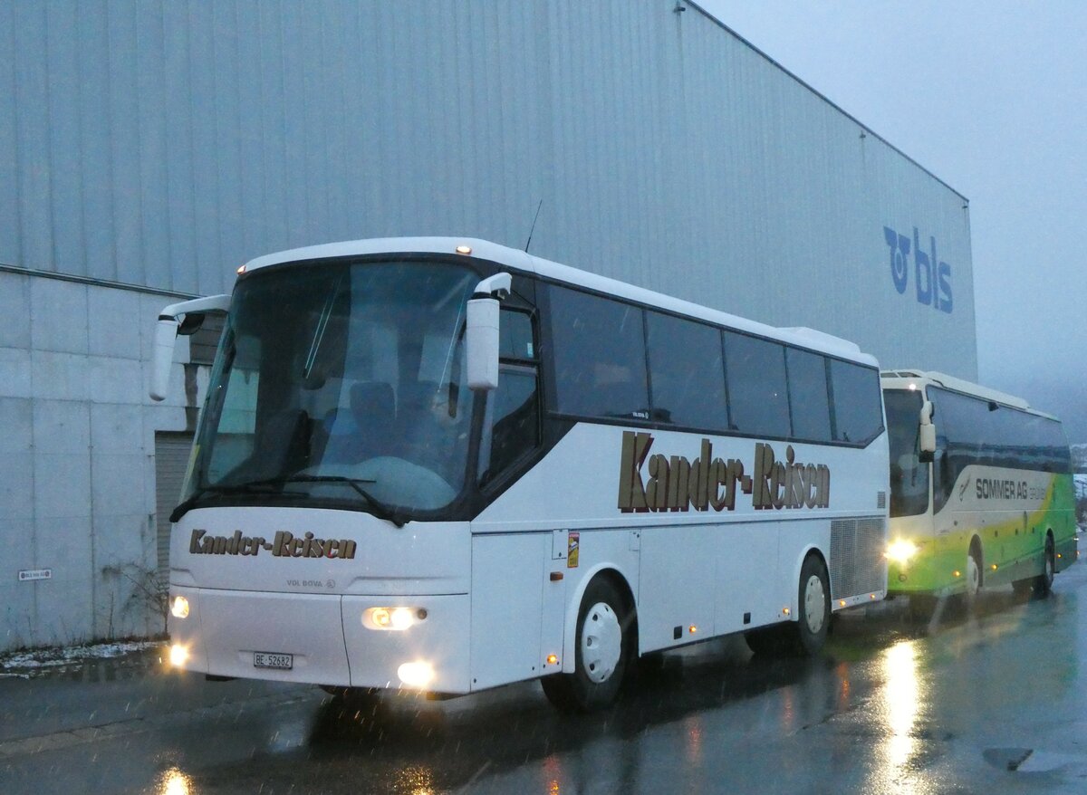 (258'152) - Kander-Reisen, Frutigen - BE 52'682 - Bova (ex Nr. 1) am 6. Januar 2024 beim Bahnhof Frutigen