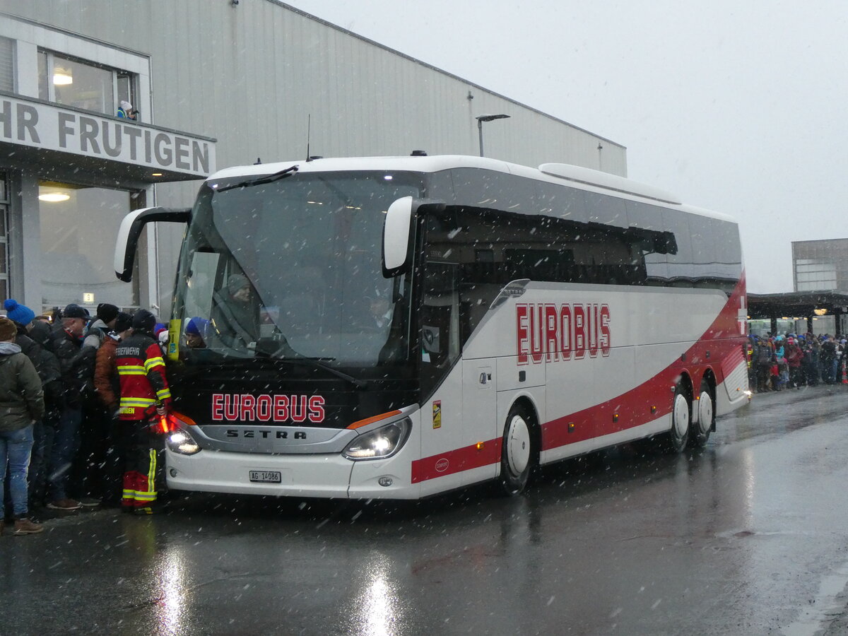 (258'190) - Knecht, Windisch - Nr. 50/AG 14'086 - Setra am 6. Januar 2024 beim Bahnhof Frutigen