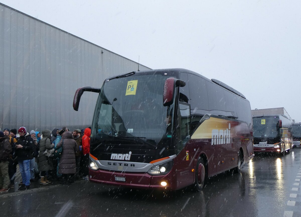 (258'218) - Marti, Kallnach - Nr. 7/BE 572'207 - Setra am 6. Januar 2024 beim Bahnhof Frutigen