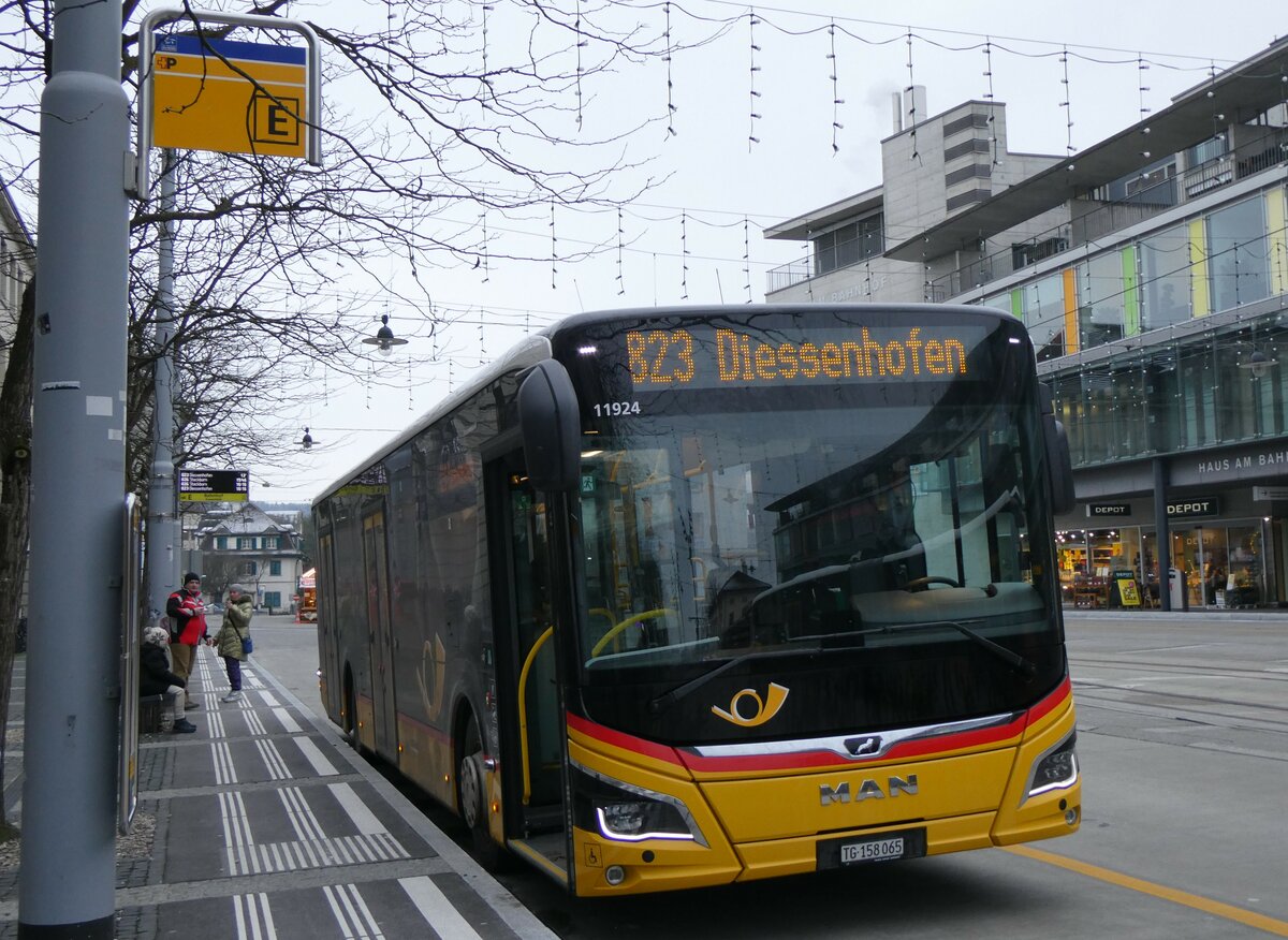 (258'562) - PostAuto Ostschweiz - TG 158'065/PID 11'924 - MAN am 9. Januar 2024 beim Bahnhof Frauenfeld