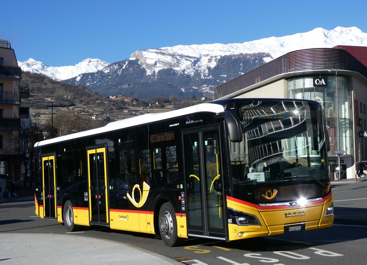 (258'603) - PostAuto Wallis - Nr. 82/VS 548'722/PID 11'885 - MAN am 11. Januar 2024 beim Bahnhof Sion