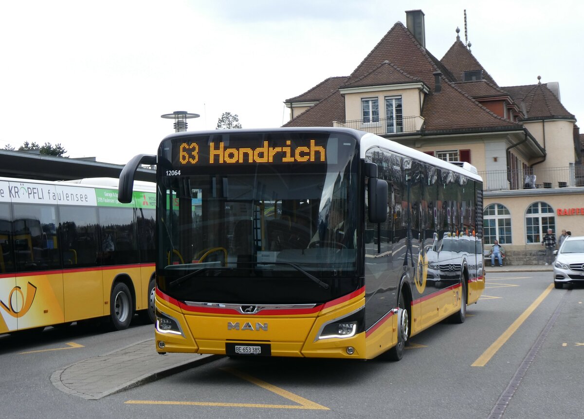 (259'656) - PostAuto Bern - BE 653'385/PID 12'064 - MAN am 26. Februar 2024 beim Bahnhof Spiez