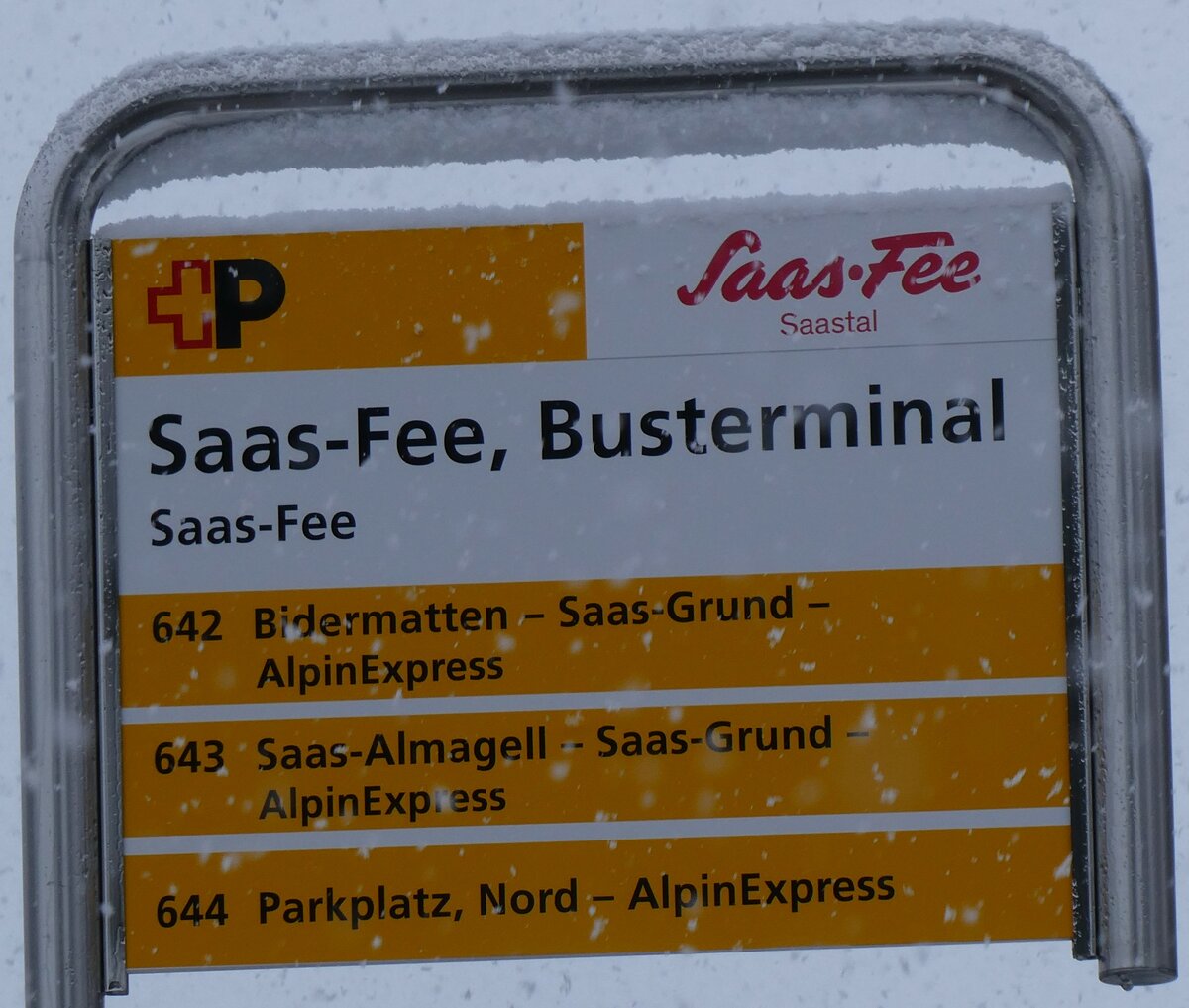 (259'694) - +P-Haltestellenschild - Saas-Fee, Busterminal - am 27. Februar 2024