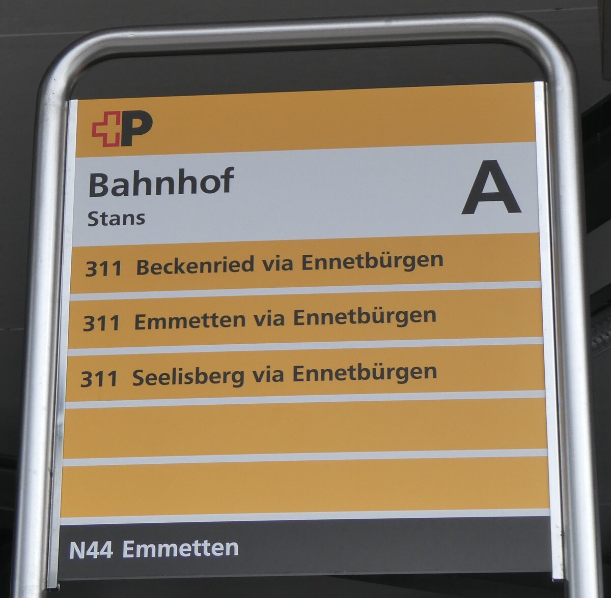 (260'295) - +P-Haltestellenschild - Stans, Bahnhof - am 12. Mrz 2024