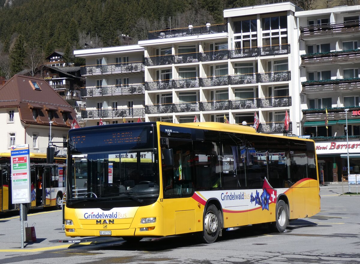 (260'520) - GrindelwaldBus, Grindelwald - Nr. 13/BE 407'170 - MAN/Gppel am 19. Mrz 2024 beim Bahnhof Grindelwald