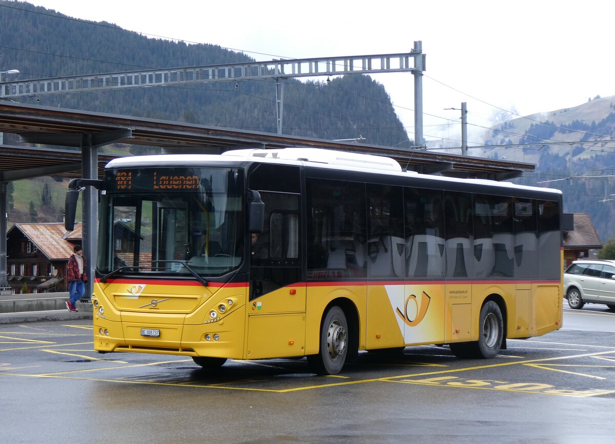 (260'595) - Kbli, Gstaad - BE 308'737/PID 11'458 - Volvo am 21. Mrz 2024 beim Bahnhof Gstaad