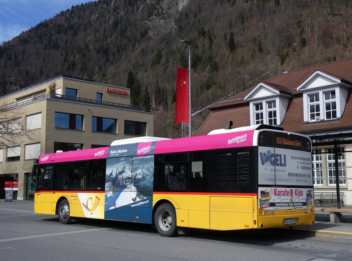 (260'619) - PostAuto Bern - BE 610'537/PID 5070 - Solaris am 22. Mrz 2024 beim Bahnhof Interlaken Ost