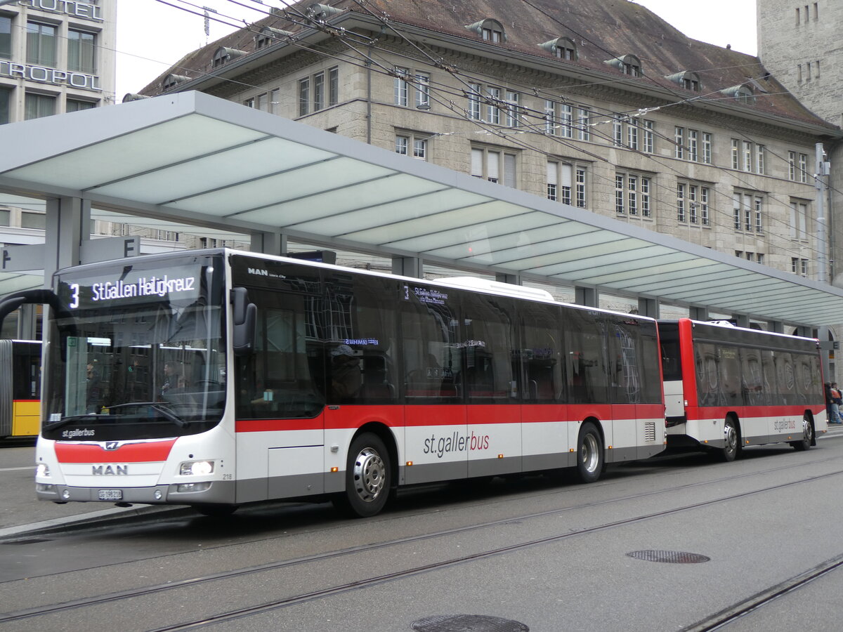 (260'920) - St. Gallerbus, St. Gallen - Nr. 218/SG 198'218 - MAN am 1. April 2024 beim Bahnhof St. Gallen