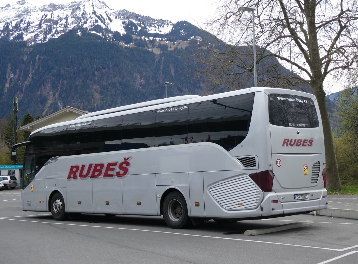 (260'983) - Aus Tschechien: Rubes, Risuty - 2SV 6660 - Setra am 4. April 2024 beim Bahnhof Interlaken Ost