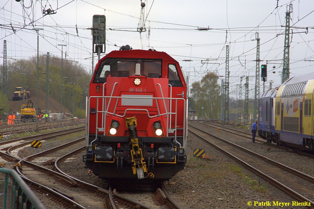 261 049 mit gemischten G�terzug Richtung Cuxhaven bei Ausfahrt am 23.04.2015