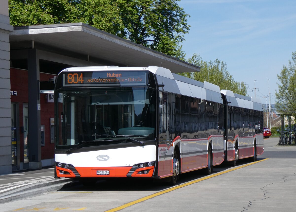 (261'211) - StadtBUS, Frauenfeld - Nr. 704/TG 237'004 - Solaris am 12. April 2024 beim Bahnhof Frauenfeld